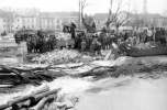 Az 1956. március 11-i mederzárási kísérlet a dunai jeges árvíz által elsodort Vörös-Híd maradványainál. Fotó: FORTEPAN, adományozó: Pleskovszki Ákos