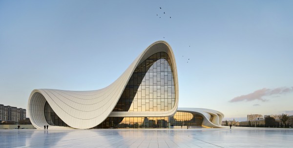 Zaha Hadid: Heydar Aliyev Centre, Baku. Fotó: Iwan Baan