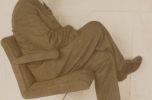 Anton Lorenz egy üveglábú széken ülve (kísérlet közben), 1938/39 © Vitra Design Museum