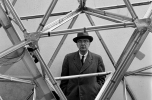 Buckminster Fuller az 1967-es montreali EXPO pavilonszerkezetével. Forrás: freiottofilm.com