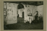 Kaesz Gyula az Iparművészeti iskola bútortervező szakos hallgatóinak kiállításán, 1920-as évek közepe