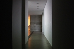 I/1, 2. fotók: Belső folyosó kétféle időpillanatban – a fény változásának hatása