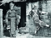 Női viselet, Thaiföld, 1964-65, fotó: Hermann Schlenker, illetve Perks and Mini, 2012, fotó: Max Doyle