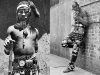 Fiatal férfi táncékszerrel, Dél-Afrika, 1930, illetve Buki Akib modellje, 2011, fotó: Milly Kellner