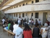 A szerkezetkész brazíliai lakóház előtt megbeszélést tartanak a leendő lakók